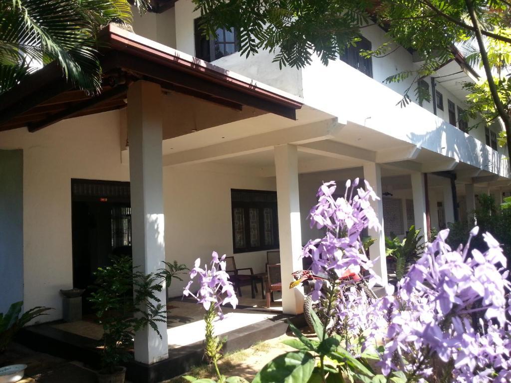 Sea Front Hikkaduwa Hotell Exteriör bild