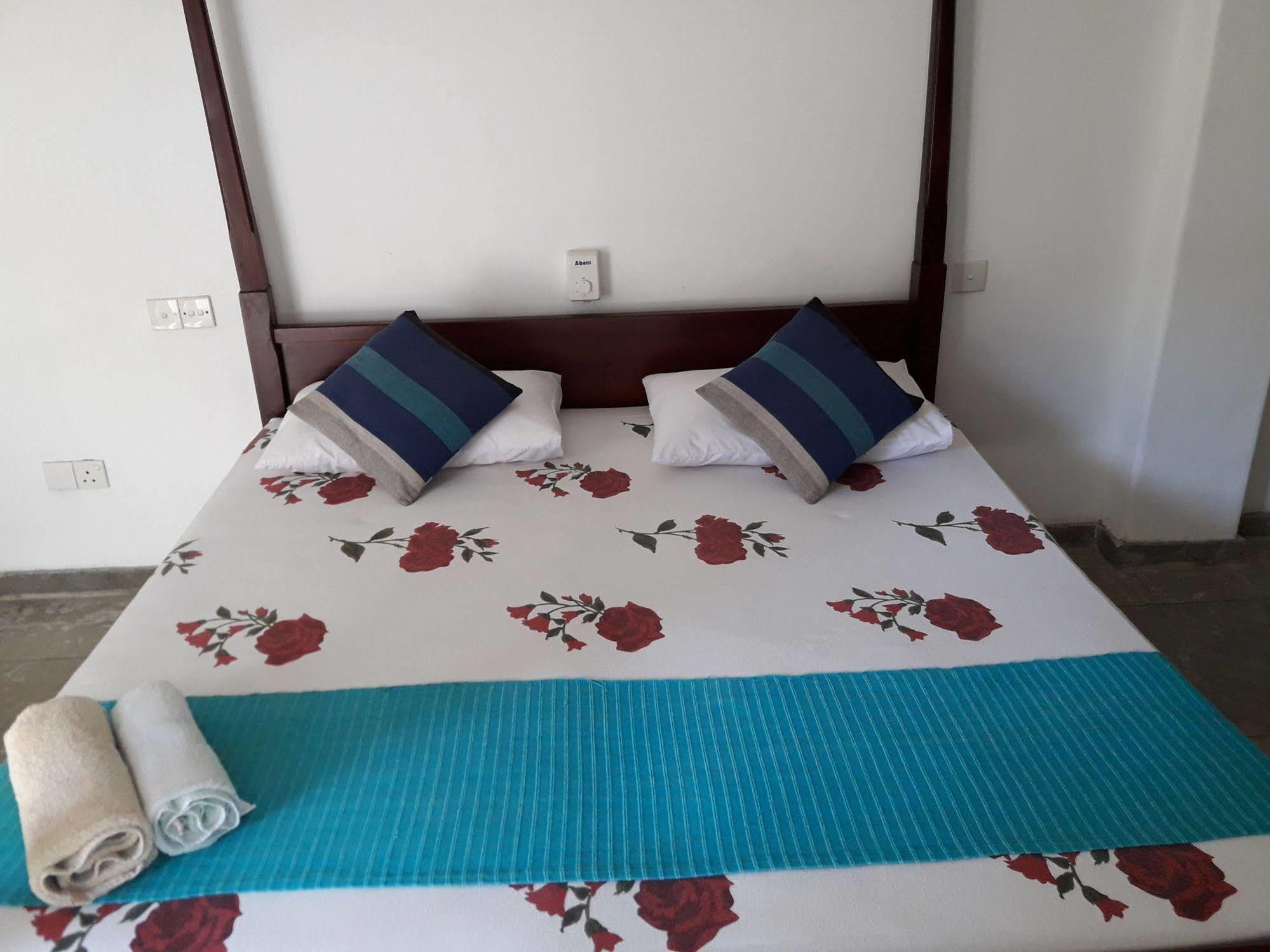 Sea Front Hikkaduwa Hotell Exteriör bild
