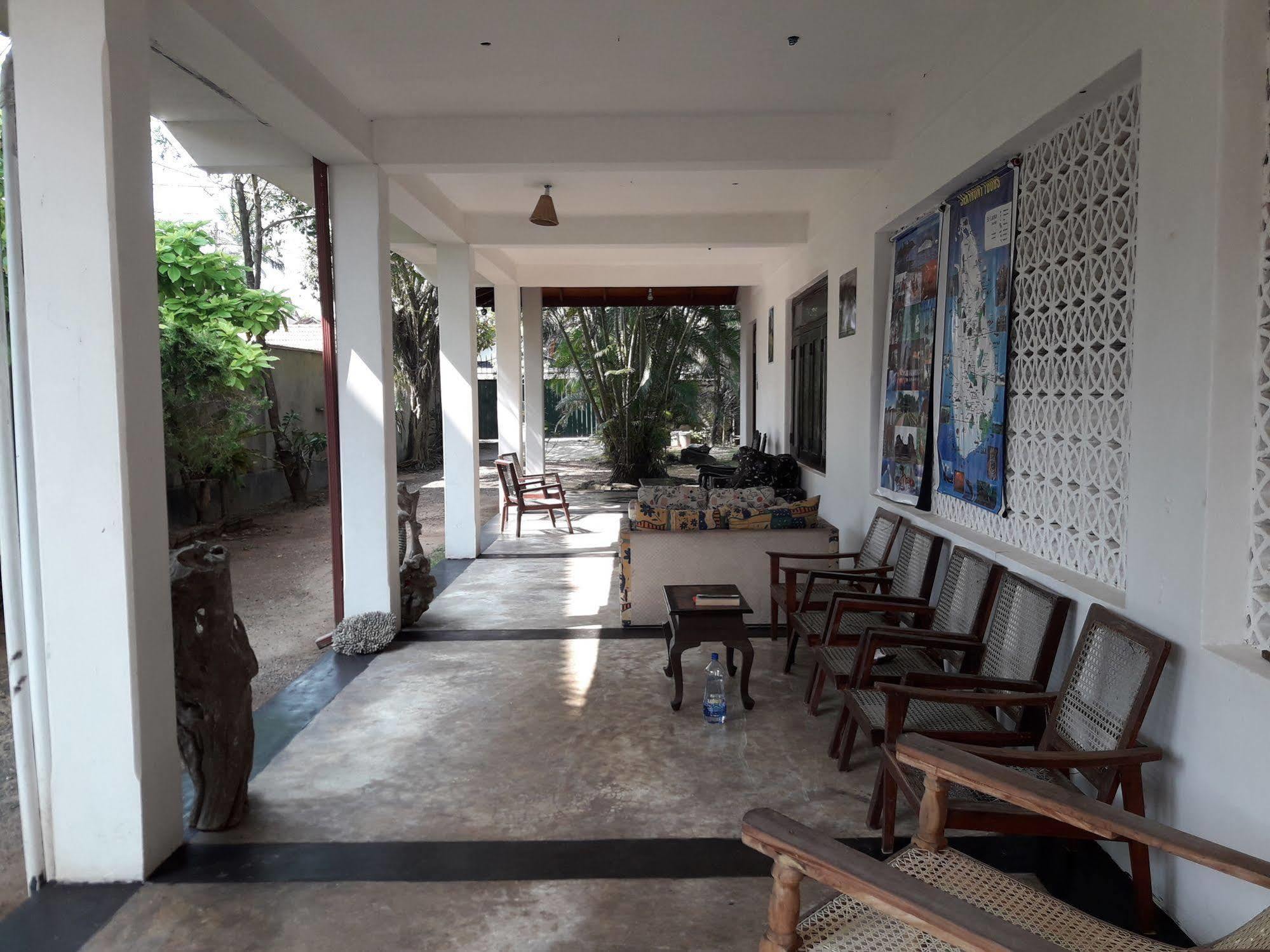 Sea Front Hikkaduwa Hotell Exteriör bild