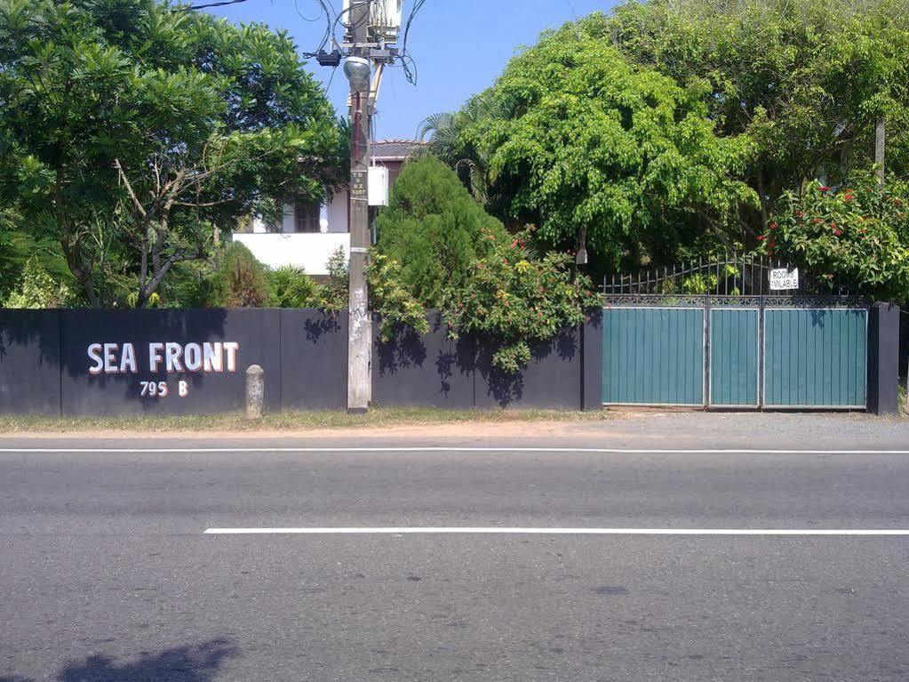 Sea Front Hikkaduwa Hotell Exteriör bild